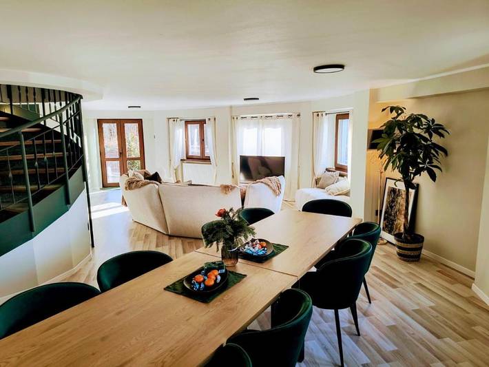 Location de vacances pour 8 personnes, avec jardin et vue dans Câmpina