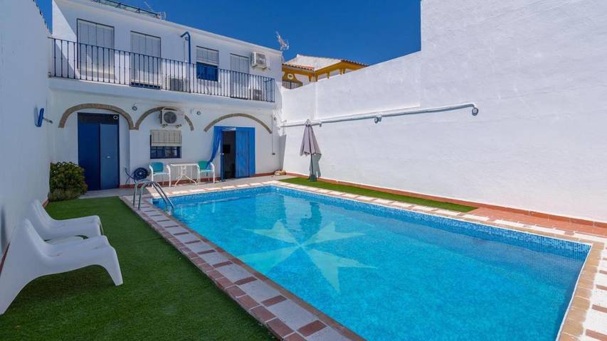 Casa rural para 10 personas, con piscina además de terraza y jardín en Tocina
