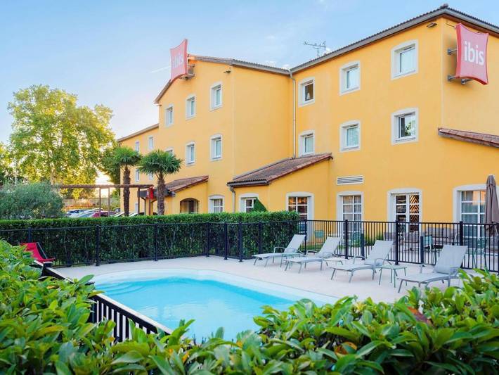 Hôtel pour 4 personnes, avec Terrasse ainsi que Jardin et Piscine