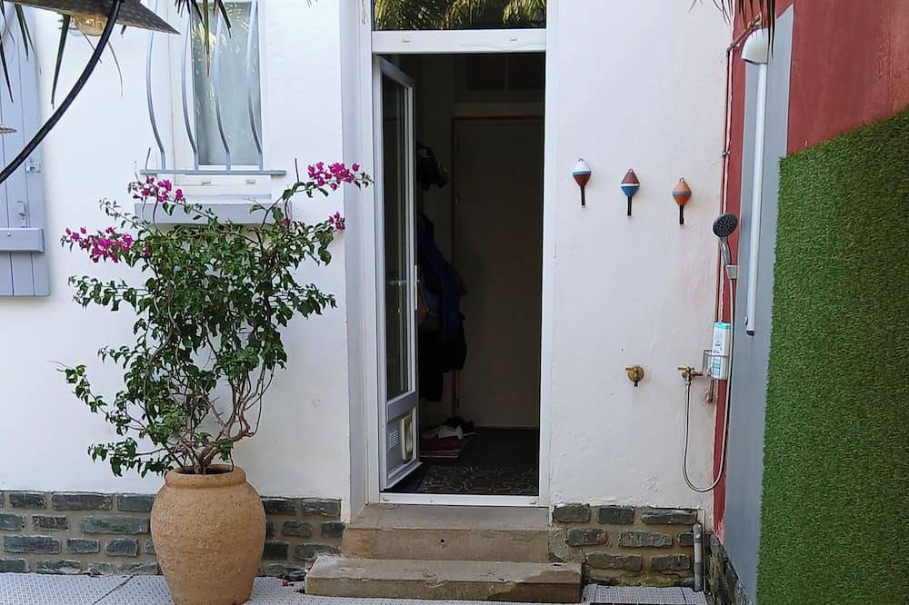 Entire apartment, Le Chat Bleu apartment, adjoining owner's house shared garden in Beauvoir-sur-Mer, Vendée