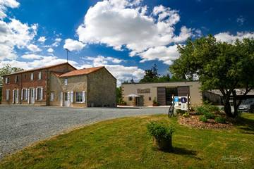 Gîte pour 12 personnes, avec jardin et terrasse à Chambretaud