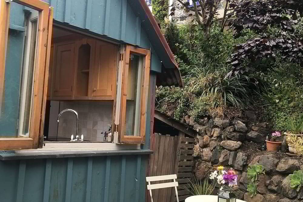 Fisherman's Studio in Cadgwith Cove - sleeps 2 guests  in 1 bedroom in Kynance Cove, Cadgwith