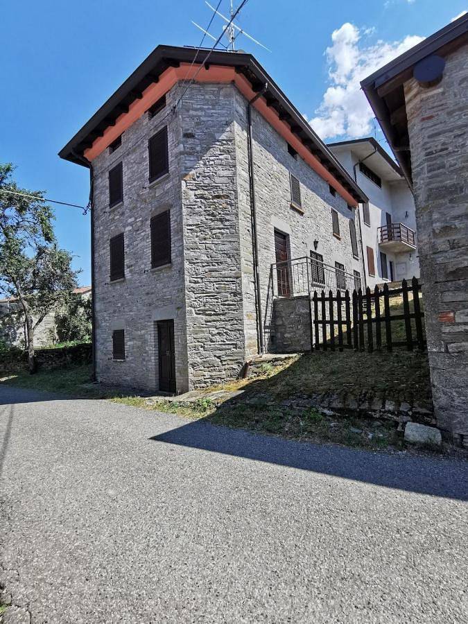 Location de vacances pour 6 personnes, avec vue et terrasse à Bettola