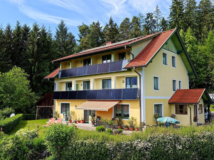 Ferienwohnung für 3 Personen, mit Garten und Pool sowie Ausblick und Seeblick - 1