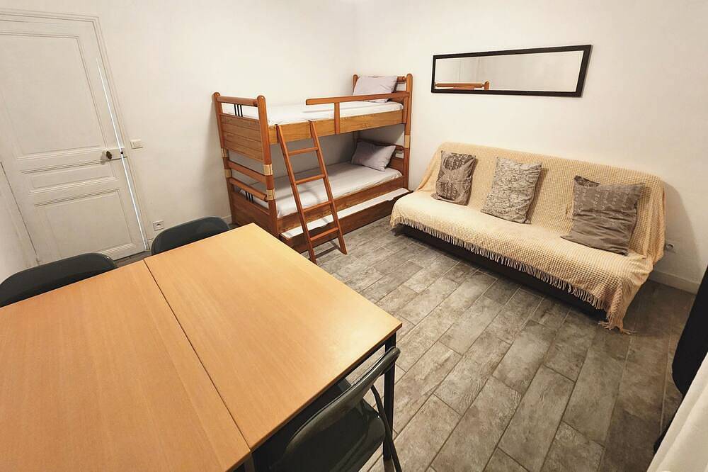 Appartement entier, Appartement de style parisien, chaud, lumineux et proche des transports in Villeneuve-la-Garenne, Hauts-de-Seine