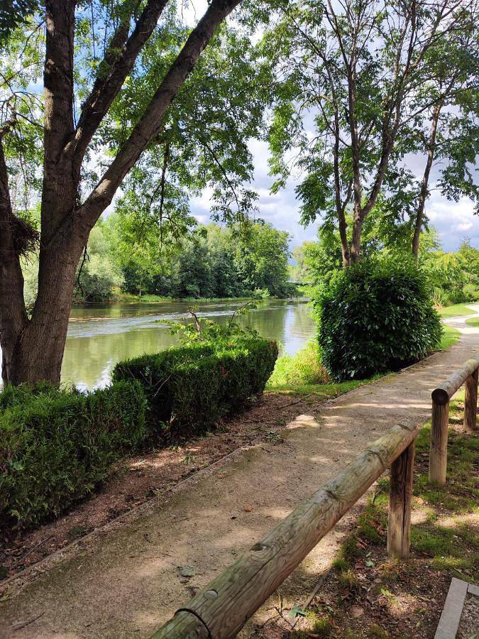 Location de vacances pour 15 personnes, avec vue et terrasse, animaux acceptés à Vincelottes - 3