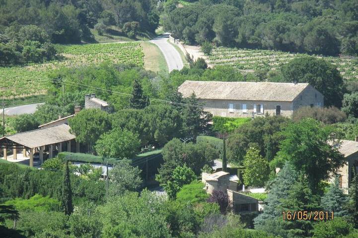 Gîte pour 6 personnes, avec piscine et jardin à Vénéjan