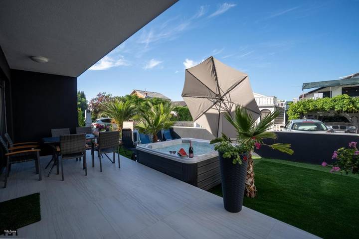 Villa pour 6 personnes, avec vue ainsi que piscine et jardin dans Vir