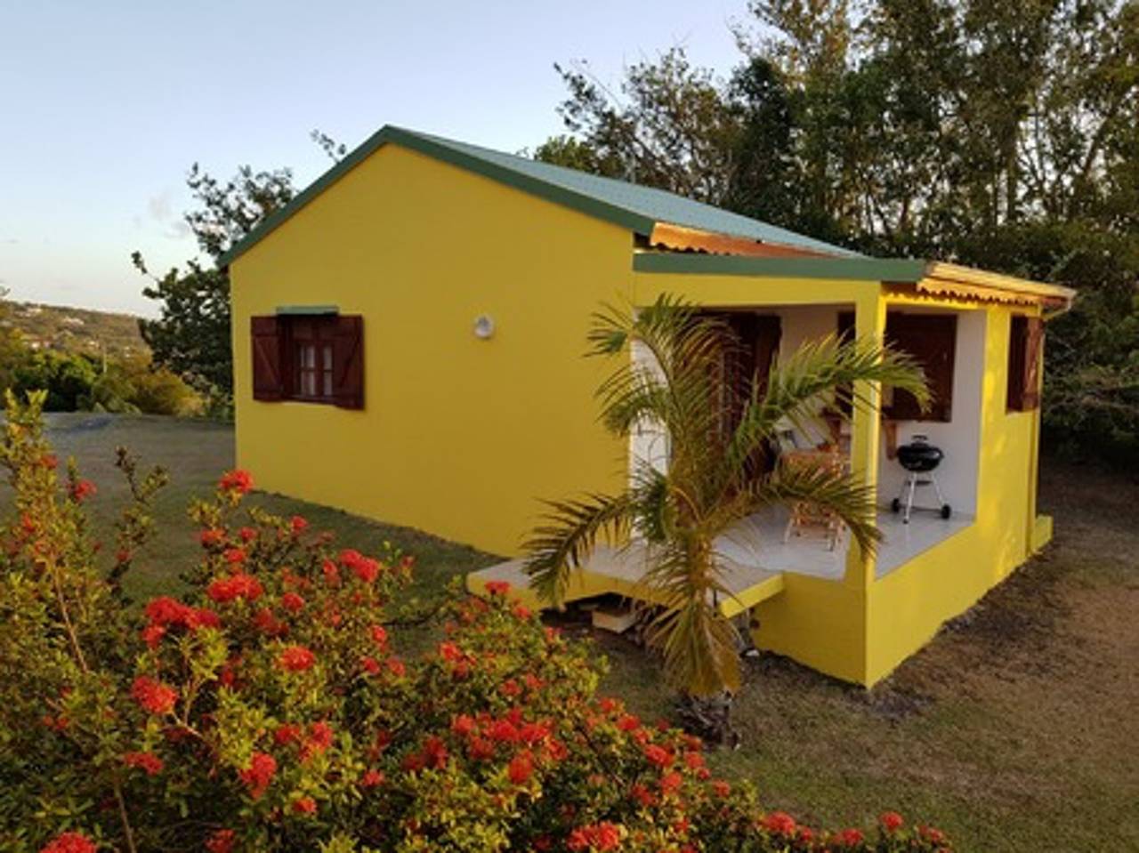 Romantisches Bungalow in Deshaies + Pool in Plage de Ferry, Deshaies