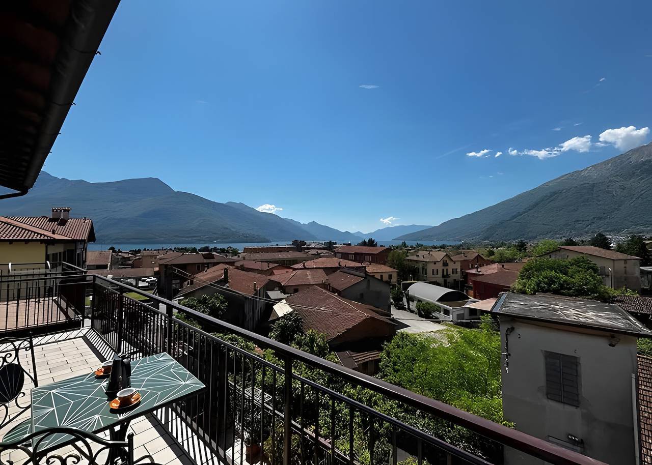 Cały apartament, Dennis House Apartment with Lake View, Private Terrace, and Wi-Fi in Gravedona, Gravedona ed Uniti
