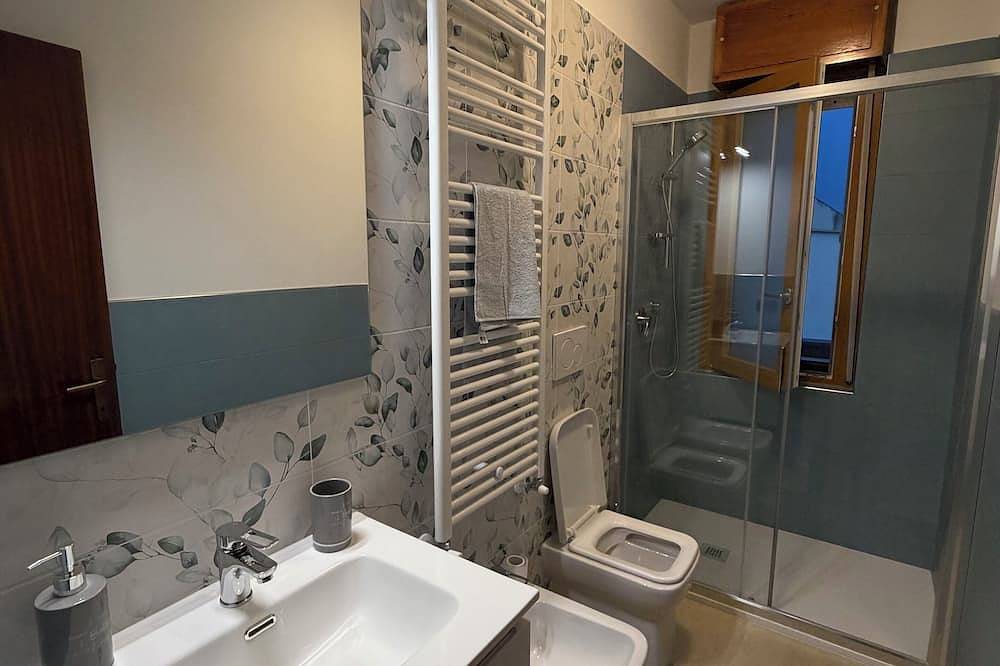 Entire apartment, Spacious apartment with terrace, free parking in Pisa, Italian Riviera
