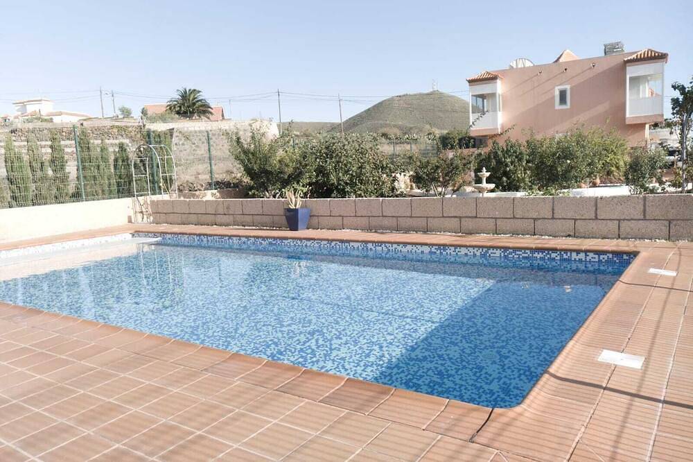 Entire apartment, Two bed  two bath (both  with walkin shower) Apt. with  10X5 heated pool. in El Barrero, Granadilla de Abona