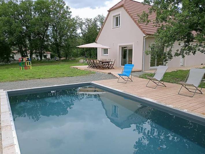 Cottage pour 8 personnes, avec terrasse ainsi que piscine et vue à Saujac