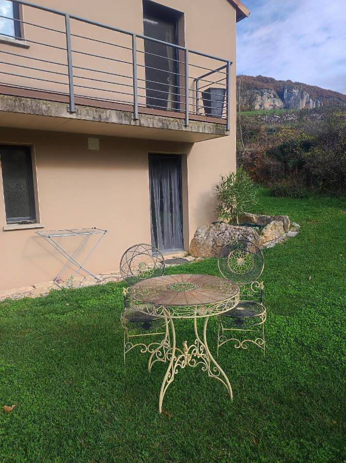 Gîte pour 4 personnes, avec vue ainsi que terrasse et jardin à Saint-Georges-de-Luzençon - 2
