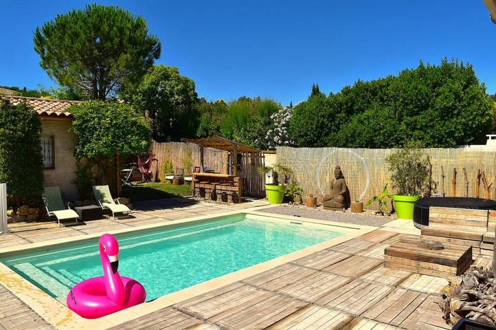 Villa pour 7 personnes, avec terrasse ainsi que jardin et piscine - 1