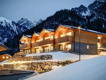 Ferienwohnung für 8 Personen, mit Sauna und Whirlpool sowie Pool und Garten, kinderfreundlich am Arlberg