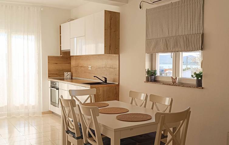 Ganze Ferienwohnung, Gemütliche 1-Zimmer-Wohnung mit Terrasse, 400 m zum Strand und kostenlosen Parkplätzen in Plaža Morovička, Općina Sveti Filip i Jakov