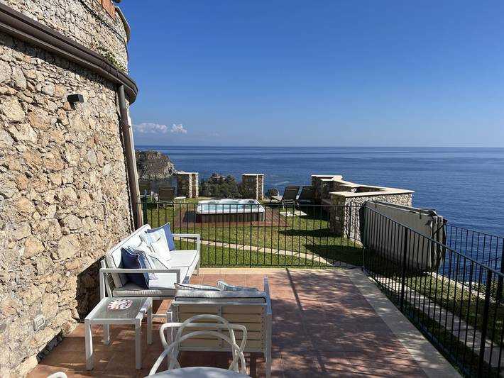 Vacation rental for 4 people, with Terrace and Yard as well as Pool in Taormina