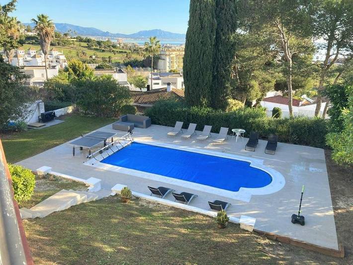 Chalet para 12 personas, con jardín además de piscina y vistas, Se admiten mascotas en Manilva