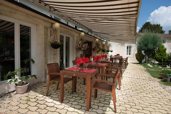 Hôtel pour 2 personnes, avec piscine et jardin ainsi que terrasse et vue, animaux acceptés