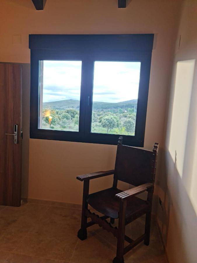 Hotel para 2 personas, con Terraza además de Jardín y Vistas en Aliste - 3