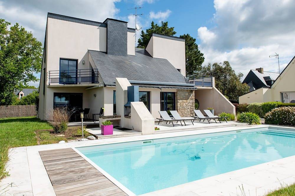 Maison vue mer à 80m de la plage avec piscine chauffée et sécurisée in Le Tour-du-Parc, Côte des Mégalithes