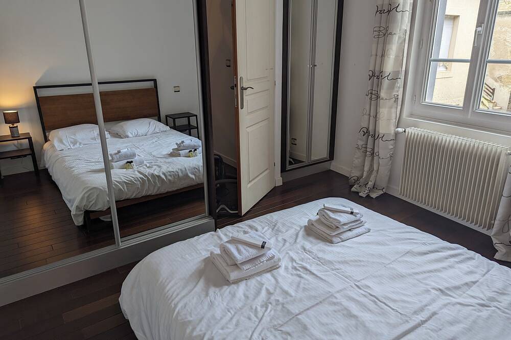 Quiet townhouse on the front shore, nearby restaurants & shops, 10m from the sea in Luc-sur-Mer, Caen region