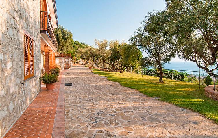 Appartamento intero, Rifugio in riva al mare con WiFi, AC, parcheggio e terrazza - 2,5 km dalla spiaggia in Ascea, Cilento Coast
