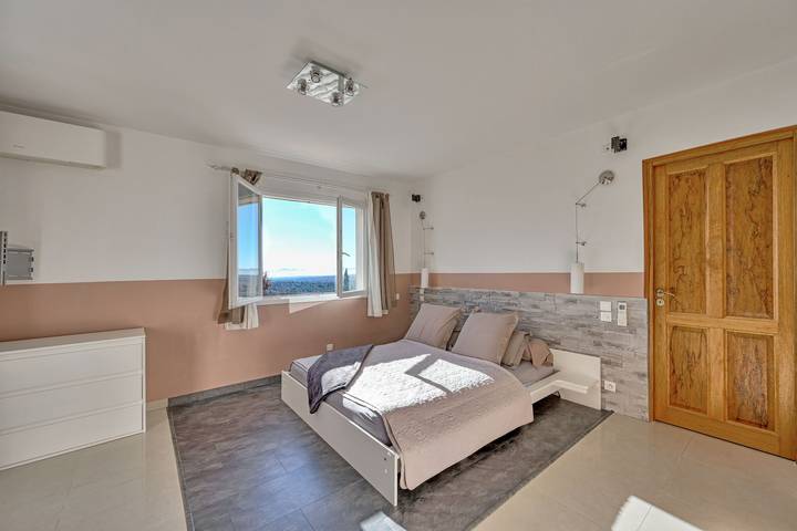 Location de vacances pour 10 personnes, avec balcon ainsi que piscine et jardin à Joyeuse - 4