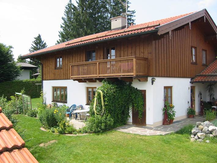 Vakantiewoning voor 4 personen, with Balkon and Tuin as well as Uitzicht op het meer aan de Chiemsee