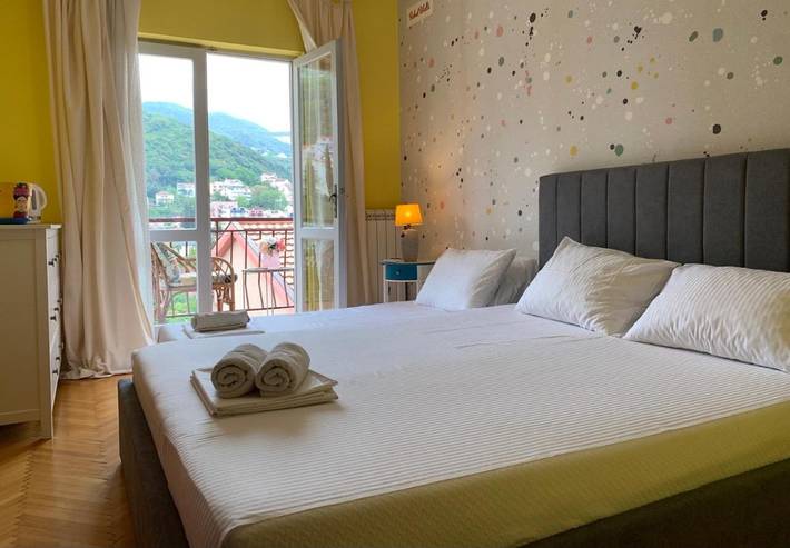 Maison d’hôte pour 3 personnes, avec terrasse ainsi que jardin et vue