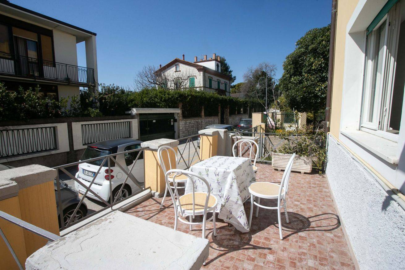 Entire apartment, N050 - Numana, three-room apartment in the center with porch and park in Sirolo, Riviera del Conero
