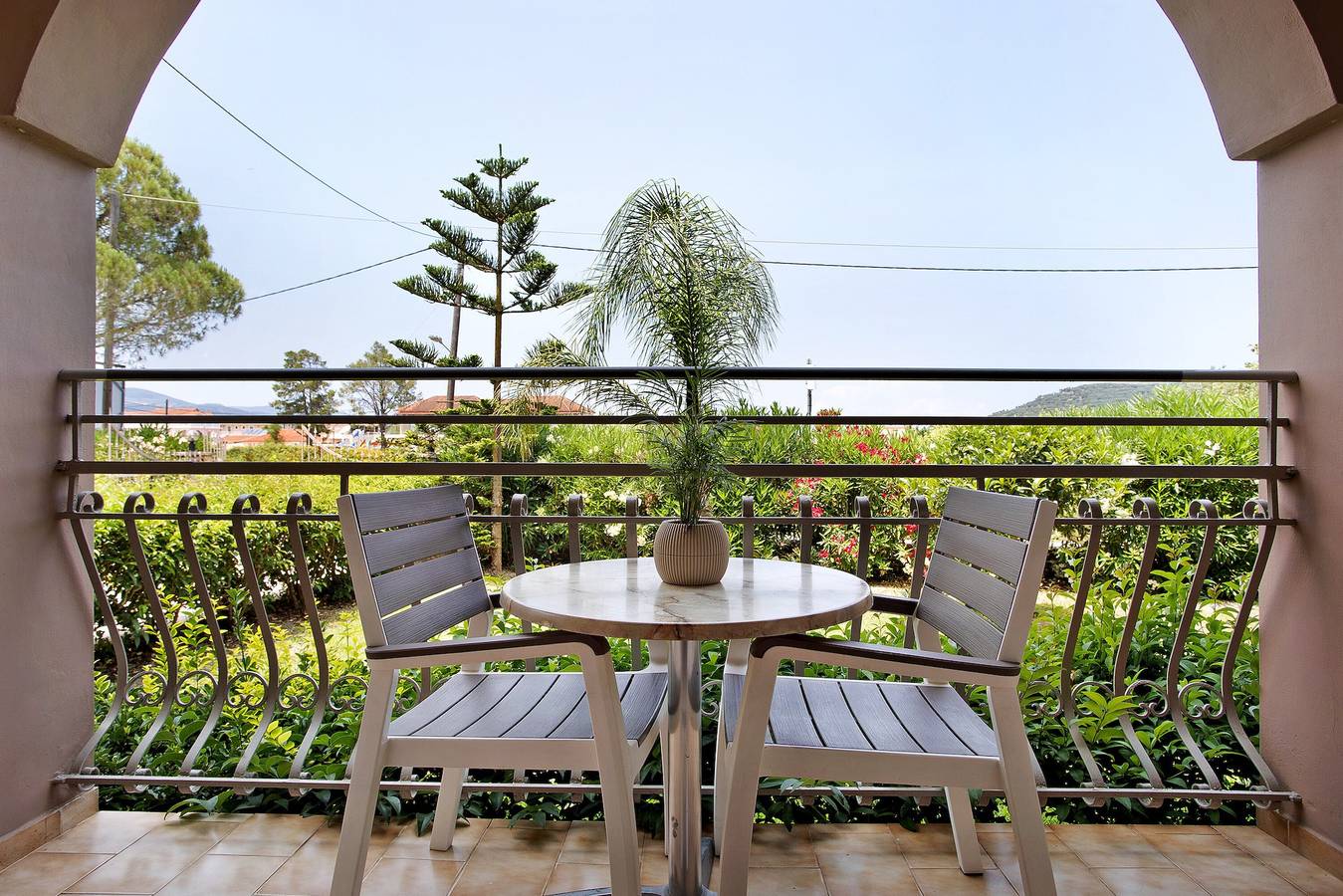 Entire studio, Studio Apartment 'Eleni's Garden Studio 2' with Pool, Private Balcony & A/C in Alykes, Zakynthos