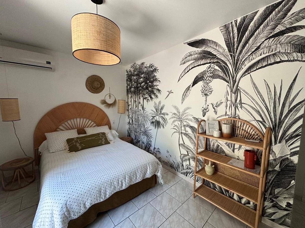 Double Room with Private Bathroom in Villeneuve-lès-Avignon, Région de Nîmes