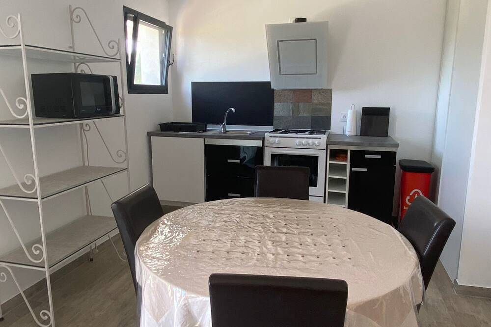 Geheel appartement, U Primu - Spacious, quiet apartment Aléria in Aléria, Corte en omgeving
