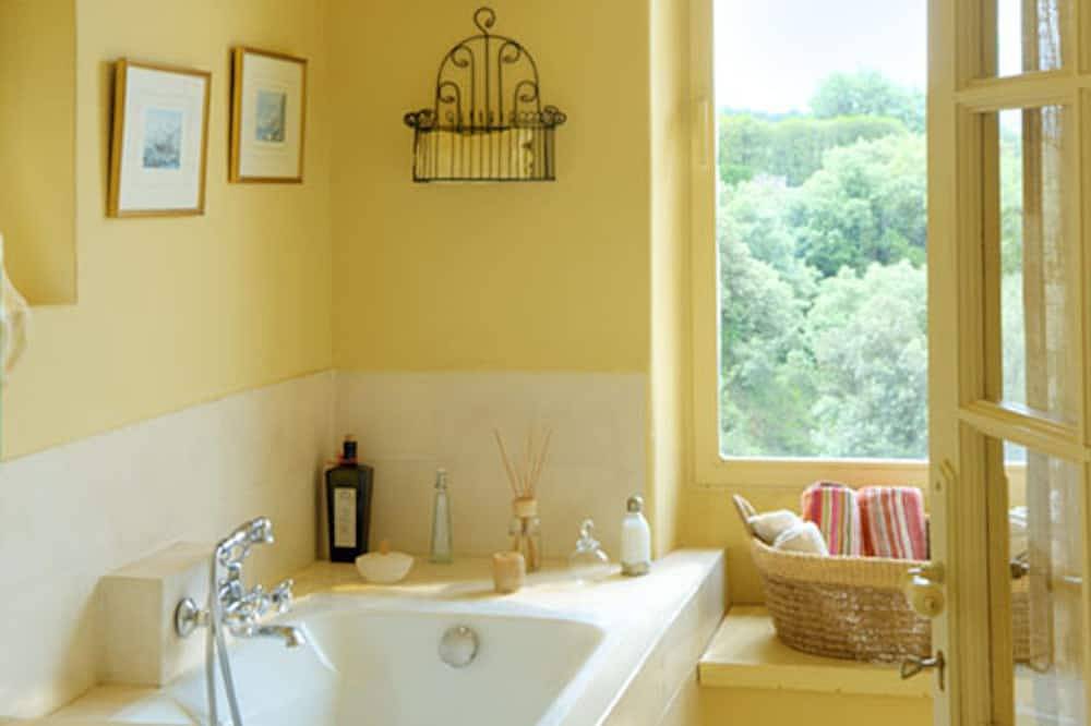 Beautiful village house in centre of Roussillon, private pool, views of Luberon in Roussillon, Parc naturel régional du Luberon