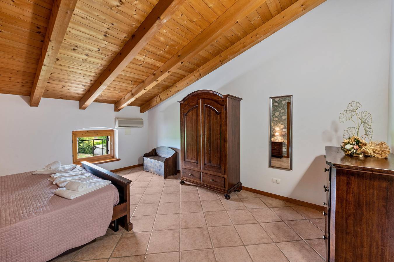 Geheel appartement, Appartement "Agriturismo Colombare Teboi Trilo" met Uitzicht op de Bergen, Gedeeld Zwembad & Wifi in Lazise, Garda Bergen