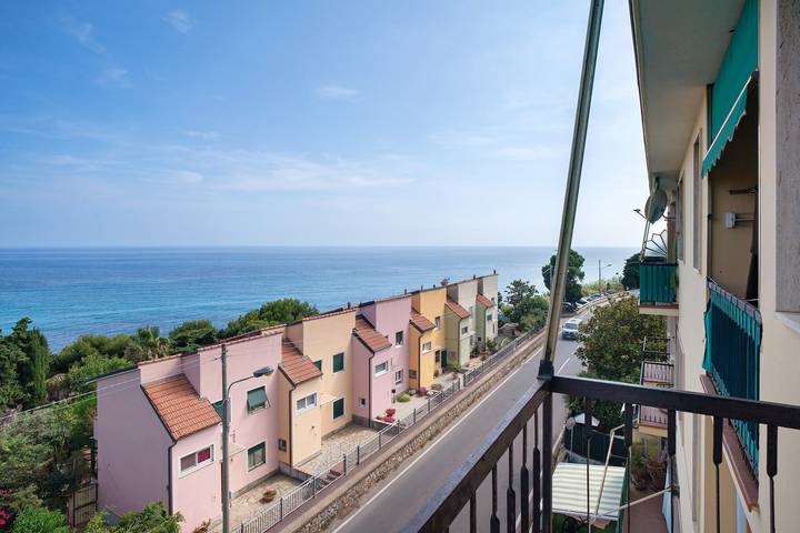 Apartamento entero, Apartamento 'La Ca' Di Marì' con vistas al mar, balcón y Wi-Fi in Costarainera, Riviera di Ponente
