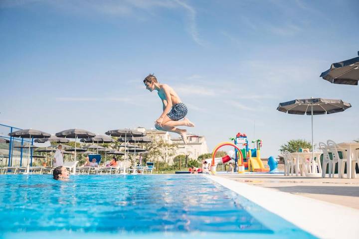 Hotel voor 4 personen, with kinderzwembad and tuin as well as zwembad in Cervia