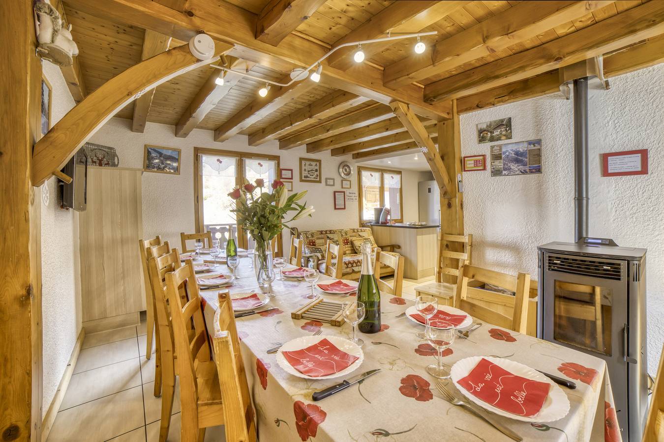 Chalet "Le Ptit Grenier" avec vue sur la montagne, terrasse privée et Wi-Fi in Les Carroz, Arâches-la-Frasse