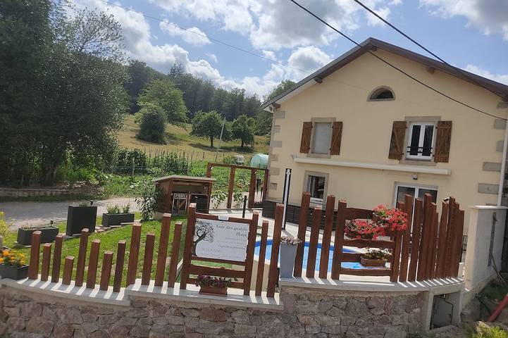 Location de vacances pour 12 personnes, avec Terrasse et Jardin à Hadol
