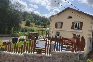 Gîte pour 12 personnes à Hadol