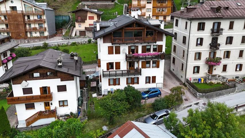 Ferienwohnung für 8 Personen, mit Balkon und Terrasse sowie Garten und Seeblick in Alleghe