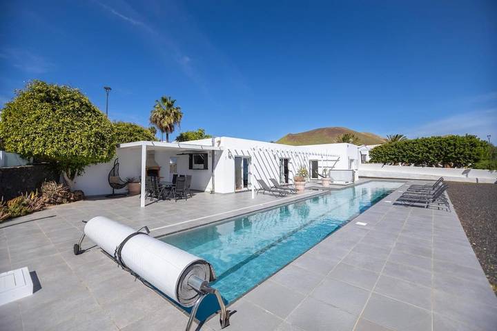Ferienhaus für 8 Personen, mit Balkon und Whirlpool sowie Terrasse und Garten in Conil (Lanzarote)