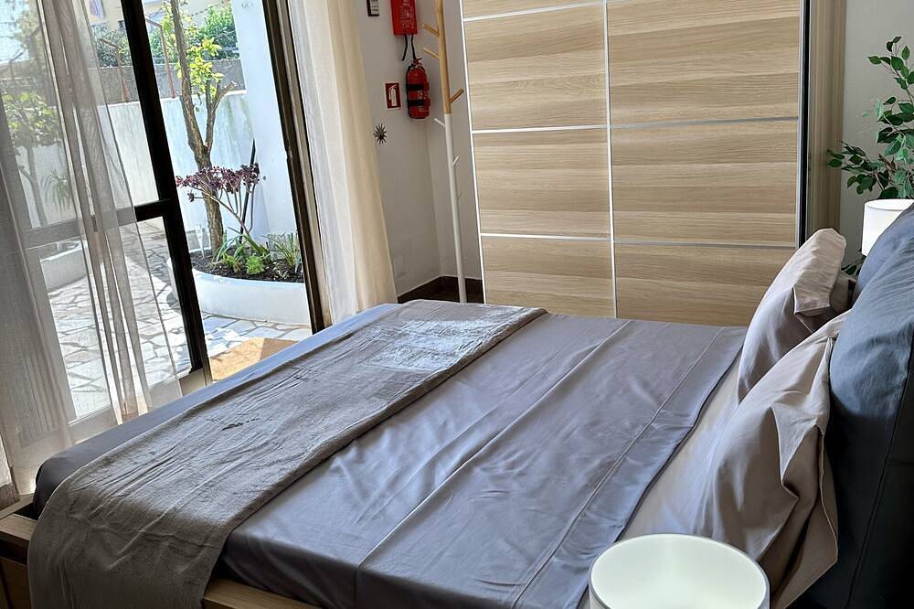 Cascais Quaint Cottage- Fully Equipped and Furnished Large Studio. Sleeps 2 or 4 in Alcabideche, Costa de Lisboa