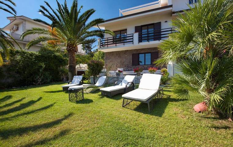 Appartement de vacances pour 12 personnes, avec Balcon et Jacuzzi ainsi que Terrasse et Jardin dans Brancaleone-Marina