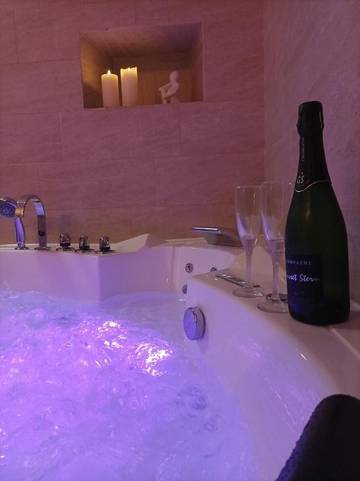 Gîte pour 2 personnes, avec terrasse et jacuzzi à Briec
