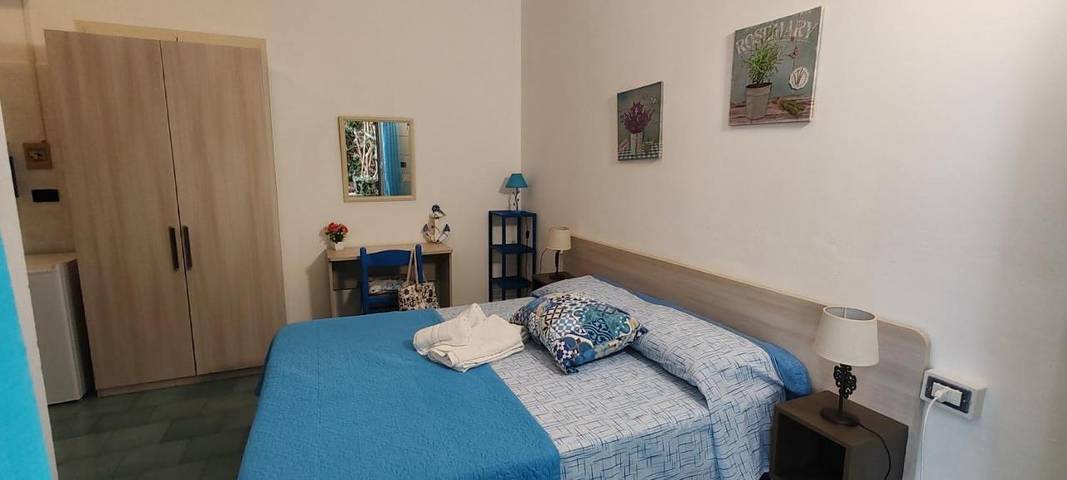 Location de vacances pour 2 personnes, avec terrasse ainsi que vue et jardin à Torre San Giovanni