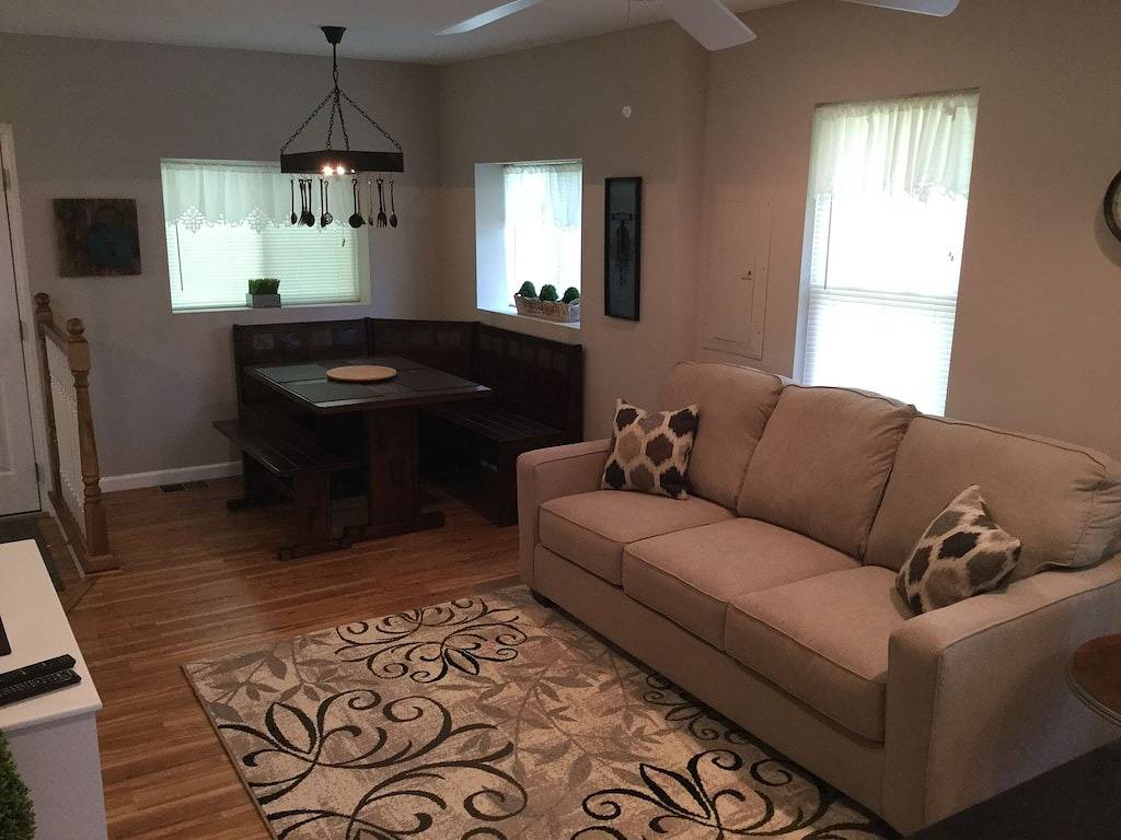 Dewdrop Cottage: Walk to the strip!  2 bed 1 bath, sleeps 5 in Geneva-on-the-Lake, Ashtabula County