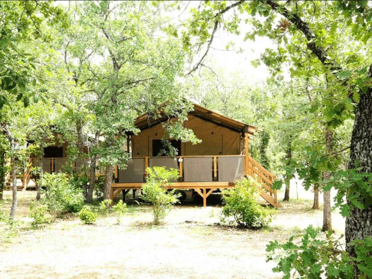 Zecamping 3 étoiles animé piscine chauffée locatif Bbq clim 24m2 in Saint-Saturnin-lès-Apt, Parc naturel régional du Luberon